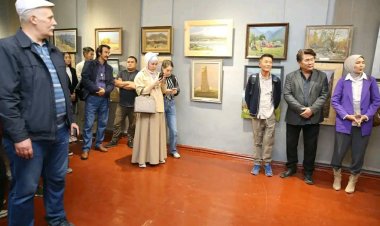 Студенты и преподаватели Евразийского международного университета вдохновляются на выставке искусства