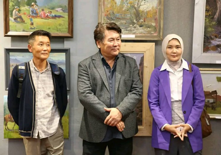 Студенты и преподаватели Евразийского международного университета вдохновляются на выставке искусства