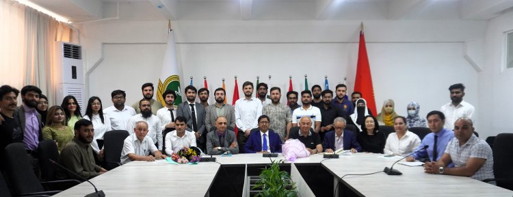 Пакистандын элчиси университетте